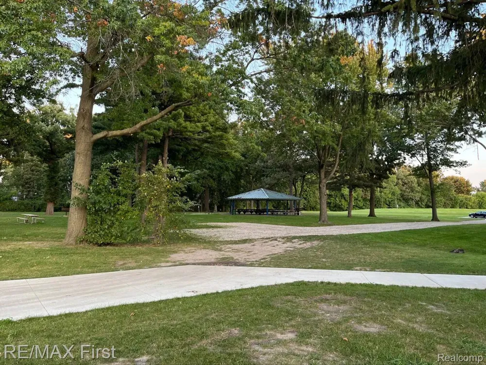 27574 Los Olas Court Warren City, MI 48093