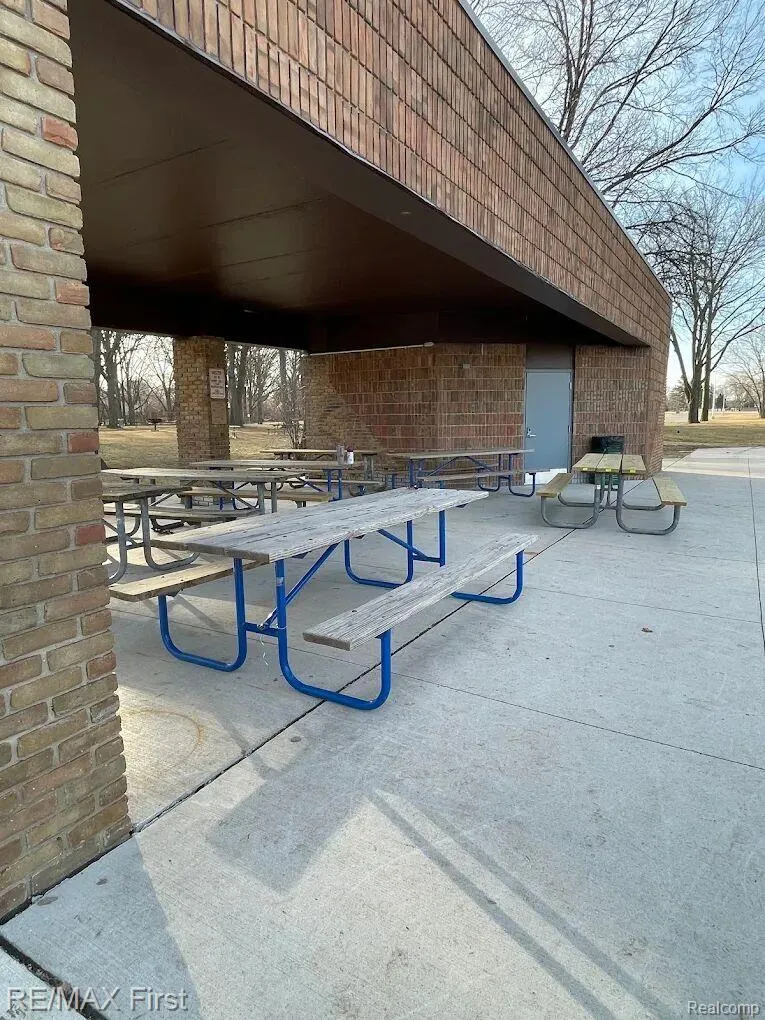 27574 Los Olas Court Warren City, MI 48093