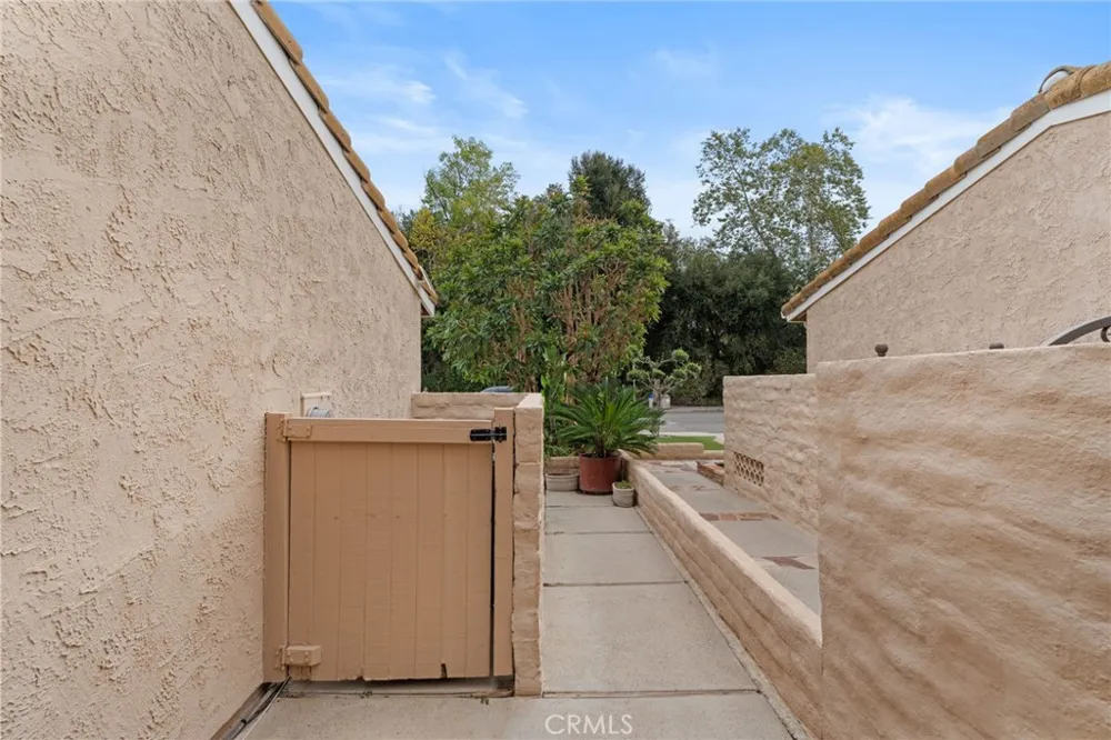 23034 Park Sorrento Calabasas, CA 91302