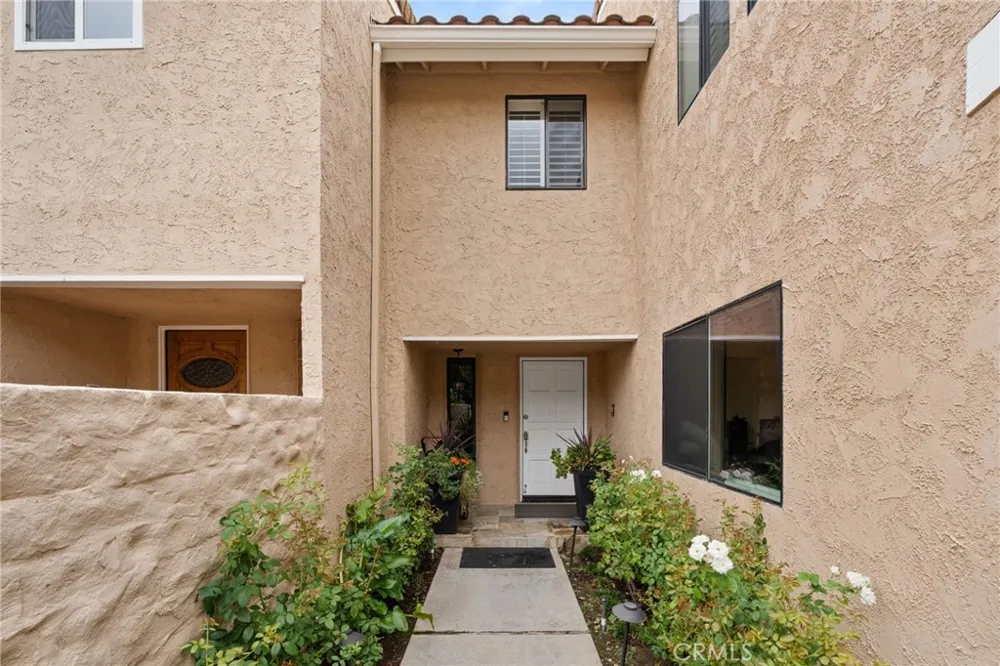23034 Park Sorrento Calabasas, CA 91302