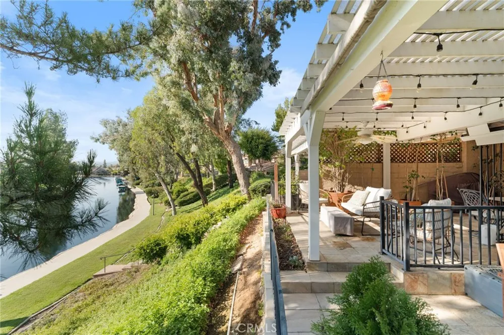 23034 Park Sorrento Calabasas, CA 91302