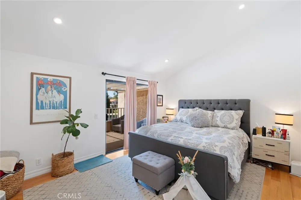 23034 Park Sorrento Calabasas, CA 91302