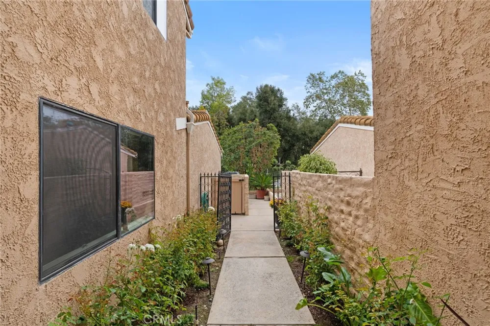 23034 Park Sorrento Calabasas, CA 91302
