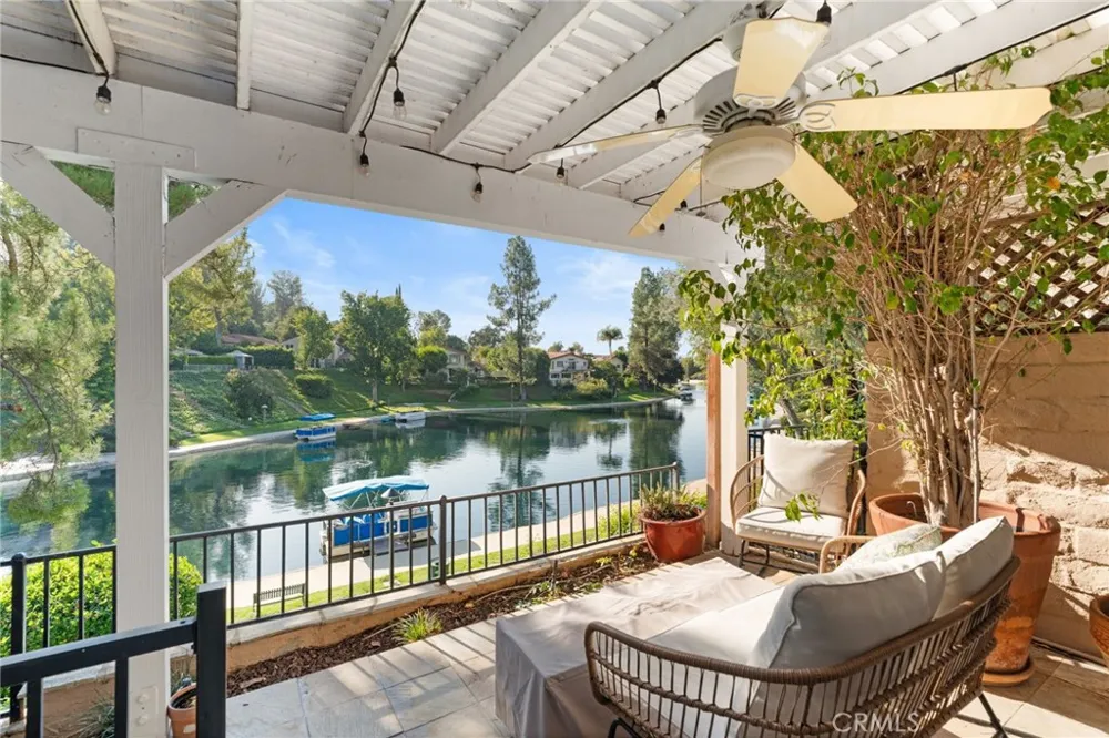 23034 Park Sorrento Calabasas, CA 91302