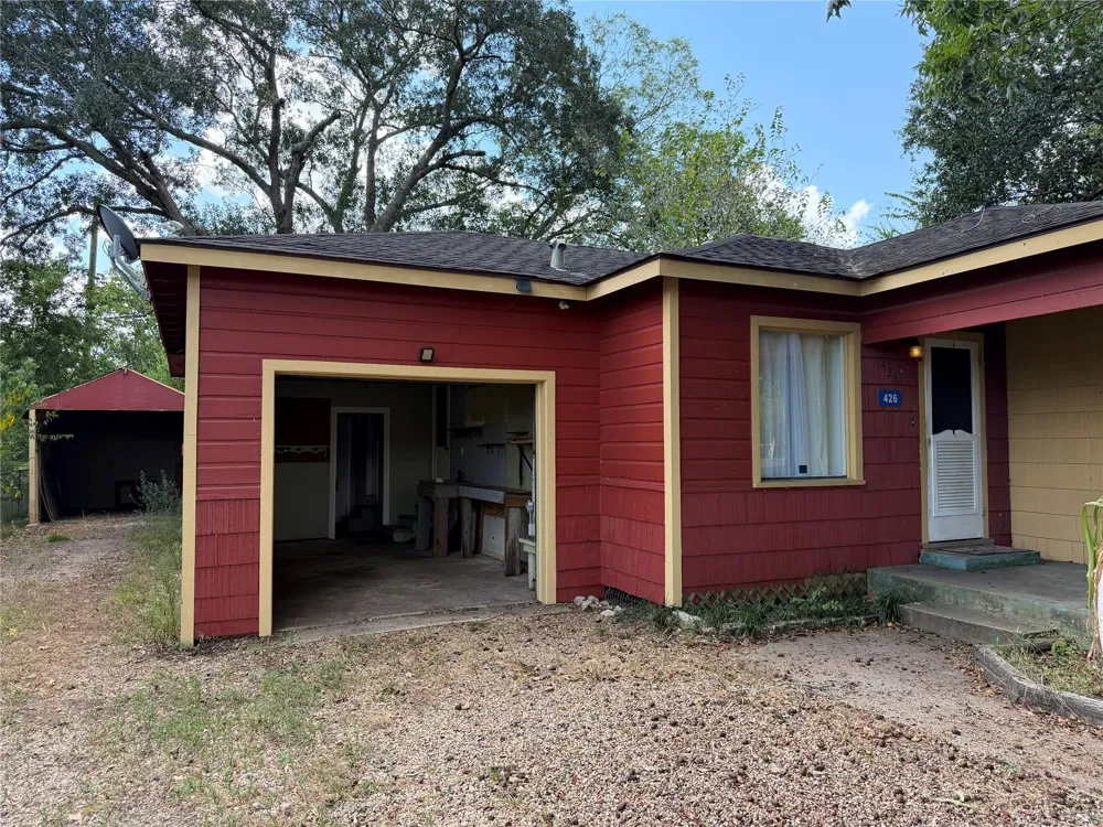 426 E Fm 1093 Road Wallis, TX 77485
