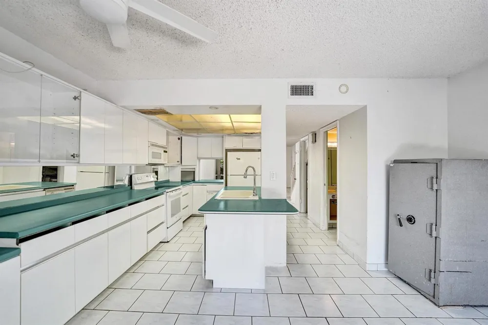5555 Ocean Boulevard #17 Lauderdale By The Sea, FL 33308