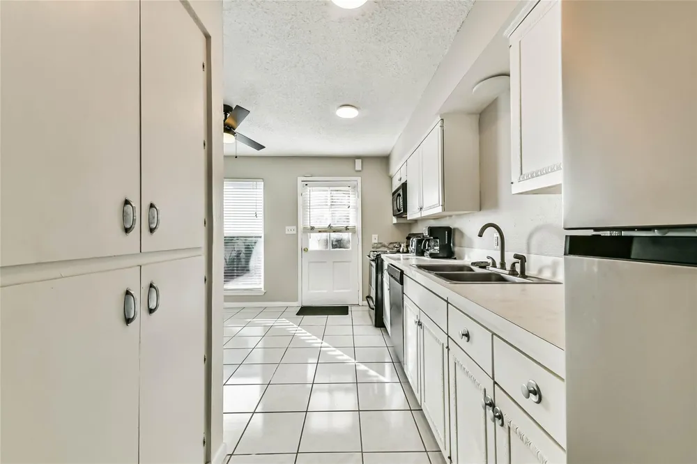 68 Chervil Common Lake Jackson, TX 77566