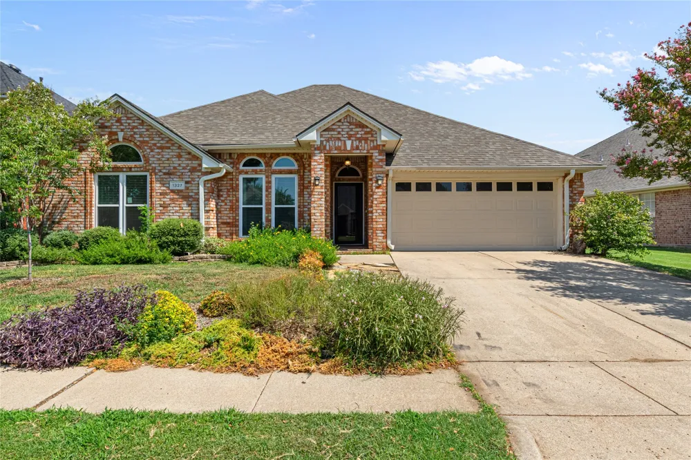 1327 Pegasus Drive Arlington, TX 76013