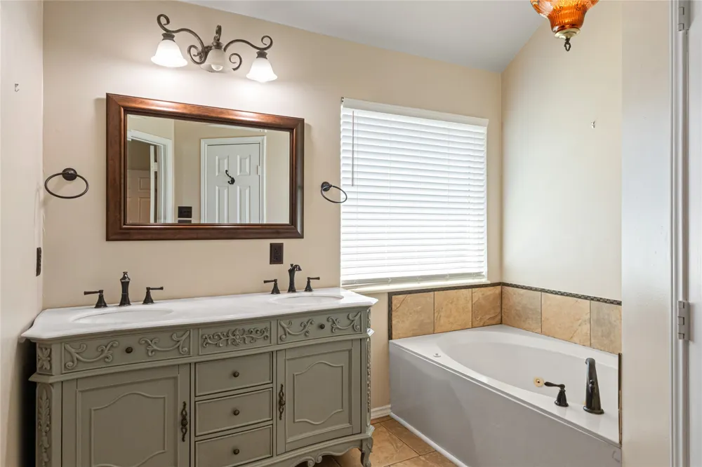 1327 Pegasus Drive Arlington, TX 76013