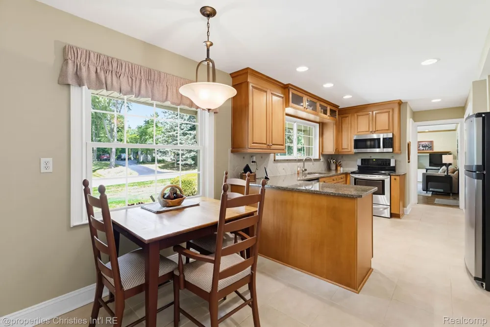 932 S Reading Road Bloomfield Charter Township, MI 48304
