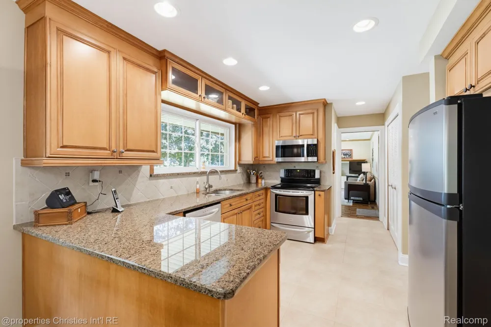 932 S Reading Road Bloomfield Charter Township, MI 48304