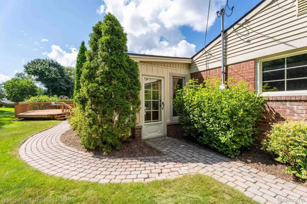 932 S Reading Road Bloomfield Charter Township, MI 48304