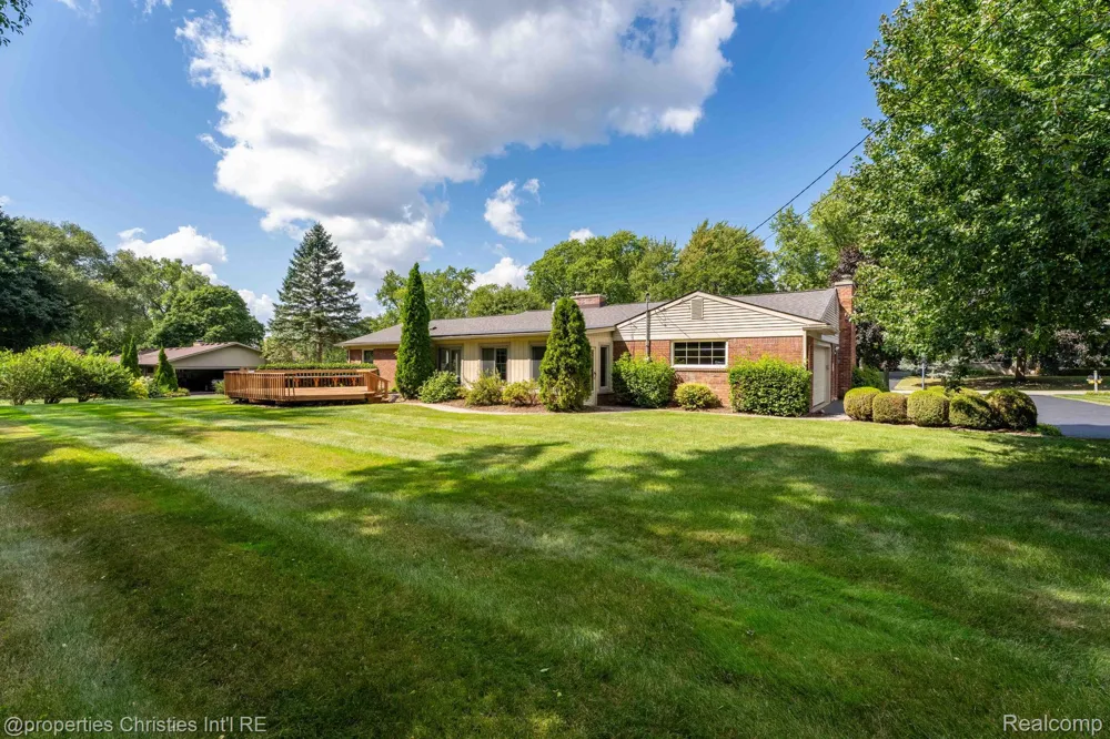 932 S Reading Road Bloomfield Charter Township, MI 48304