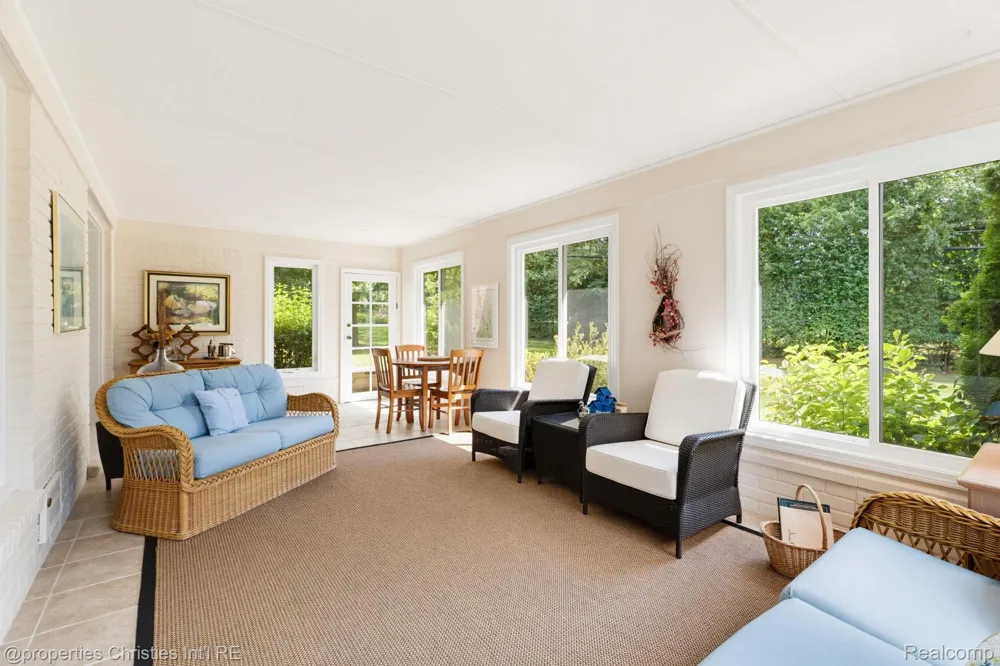 932 S Reading Road Bloomfield Charter Township, MI 48304