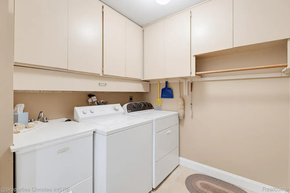932 S Reading Road Bloomfield Charter Township, MI 48304