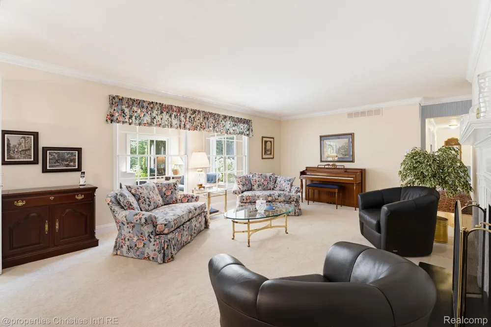 932 S Reading Road Bloomfield Charter Township, MI 48304