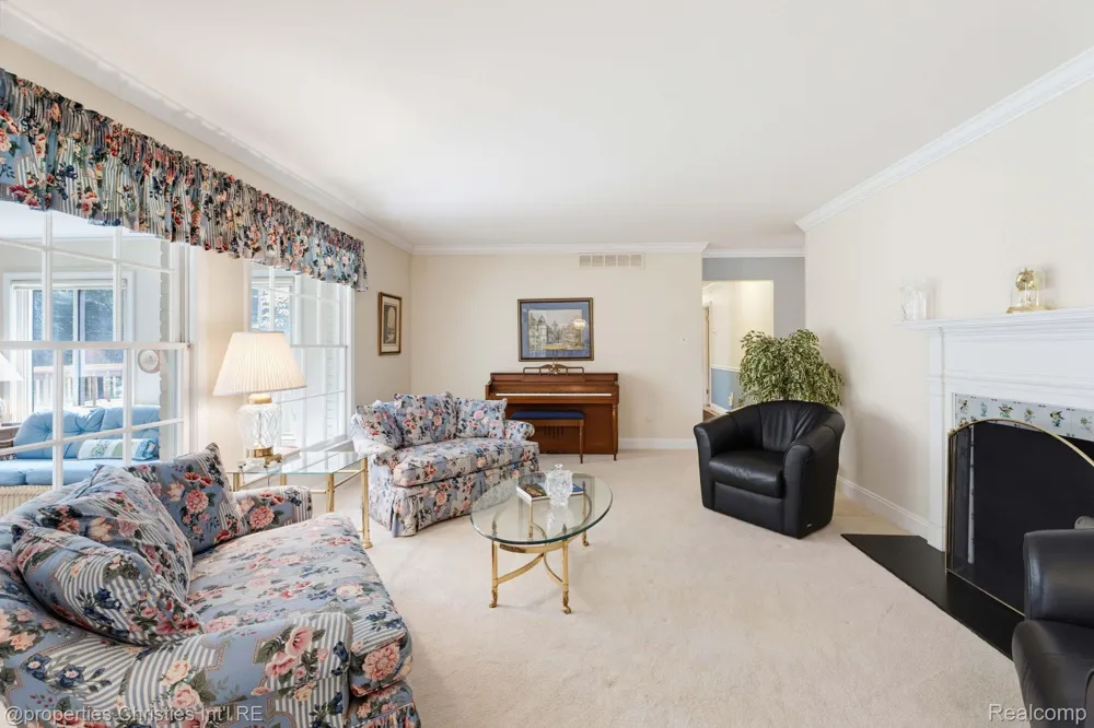 932 S Reading Road Bloomfield Charter Township, MI 48304