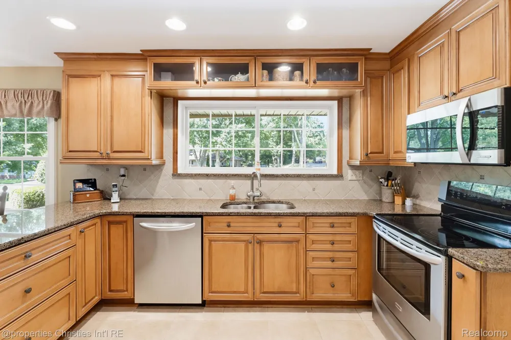 932 S Reading Road Bloomfield Charter Township, MI 48304