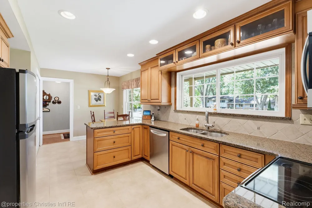 932 S Reading Road Bloomfield Charter Township, MI 48304