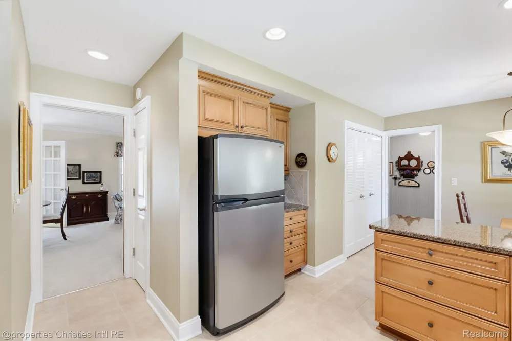 932 S Reading Road Bloomfield Charter Township, MI 48304