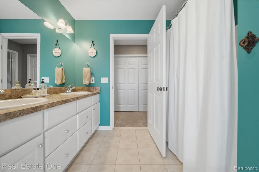8707 Bridlewood Trail Hartland Township, MI 48843