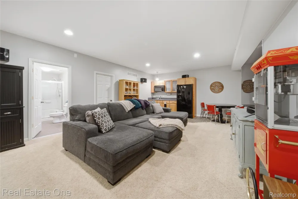 8707 Bridlewood Trail Hartland Township, MI 48843