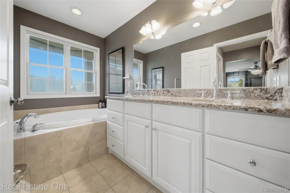 8707 Bridlewood Trail Hartland Township, MI 48843