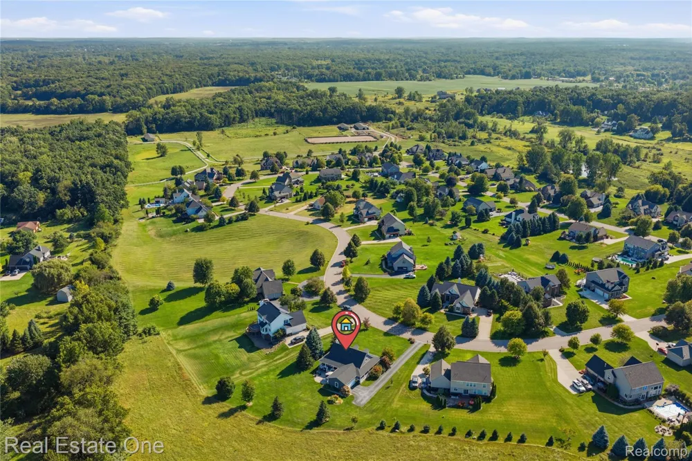 8707 Bridlewood Trail Hartland Township, MI 48843