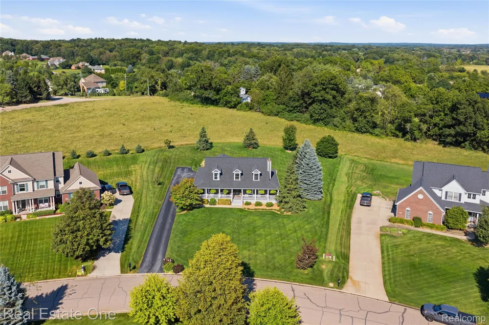 8707 Bridlewood Trail Hartland Township, MI 48843