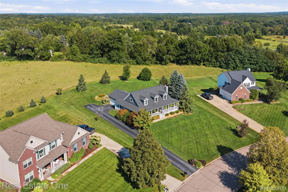 8707 Bridlewood Trail Hartland Township, MI 48843