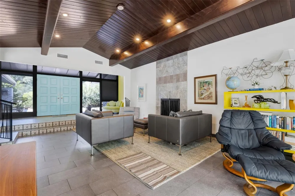 2634 COLLINS AVENUE Lakeland, FL 33803