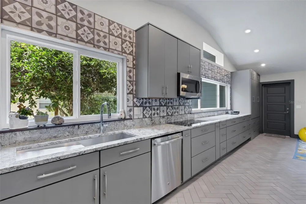 2634 COLLINS AVENUE Lakeland, FL 33803