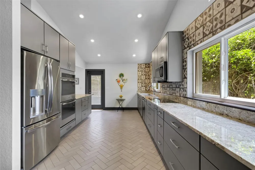 2634 COLLINS AVENUE Lakeland, FL 33803