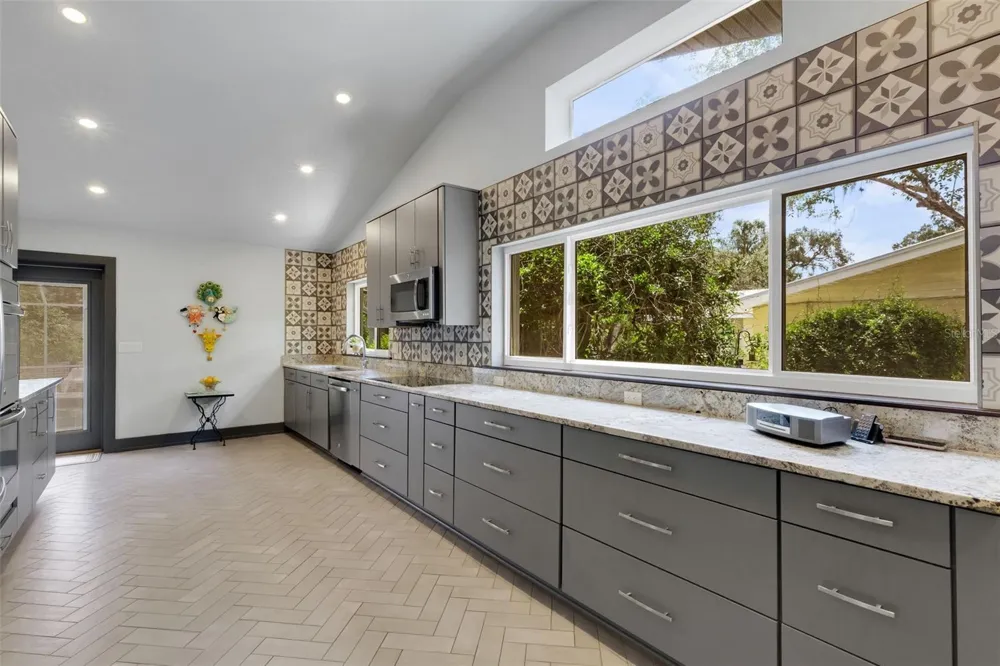 2634 COLLINS AVENUE Lakeland, FL 33803