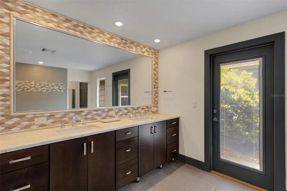 2634 COLLINS AVENUE Lakeland, FL 33803