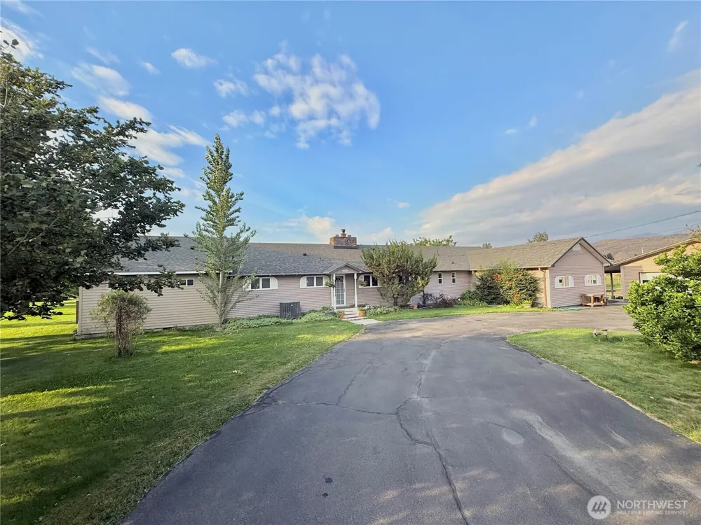 28 Dixon Road Omak, WA 98841