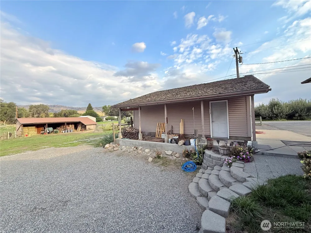 28 Dixon Road Omak, WA 98841