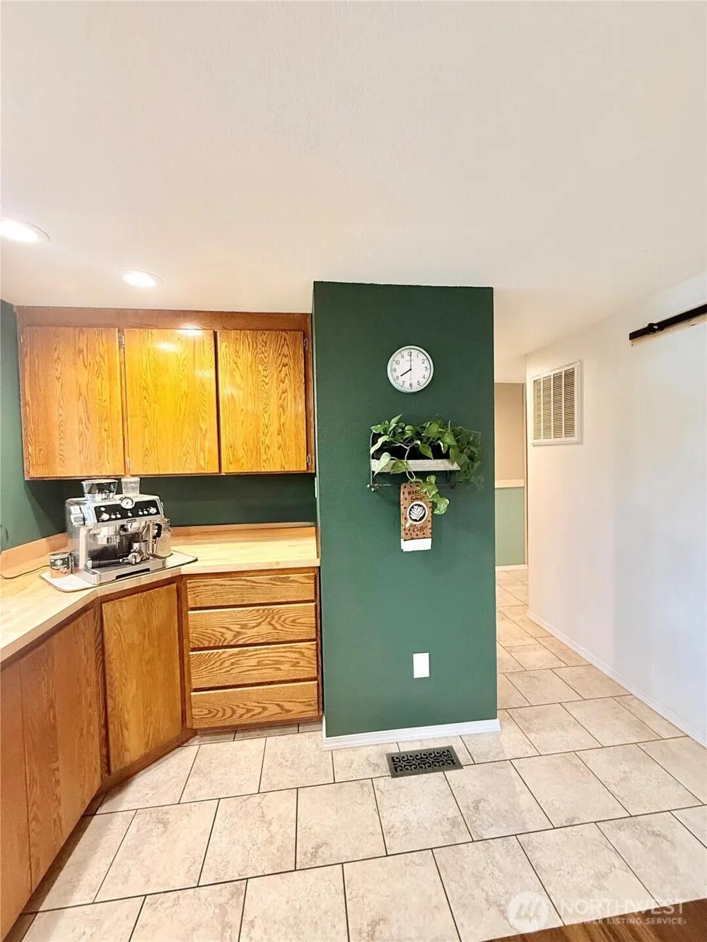 28 Dixon Road Omak, WA 98841