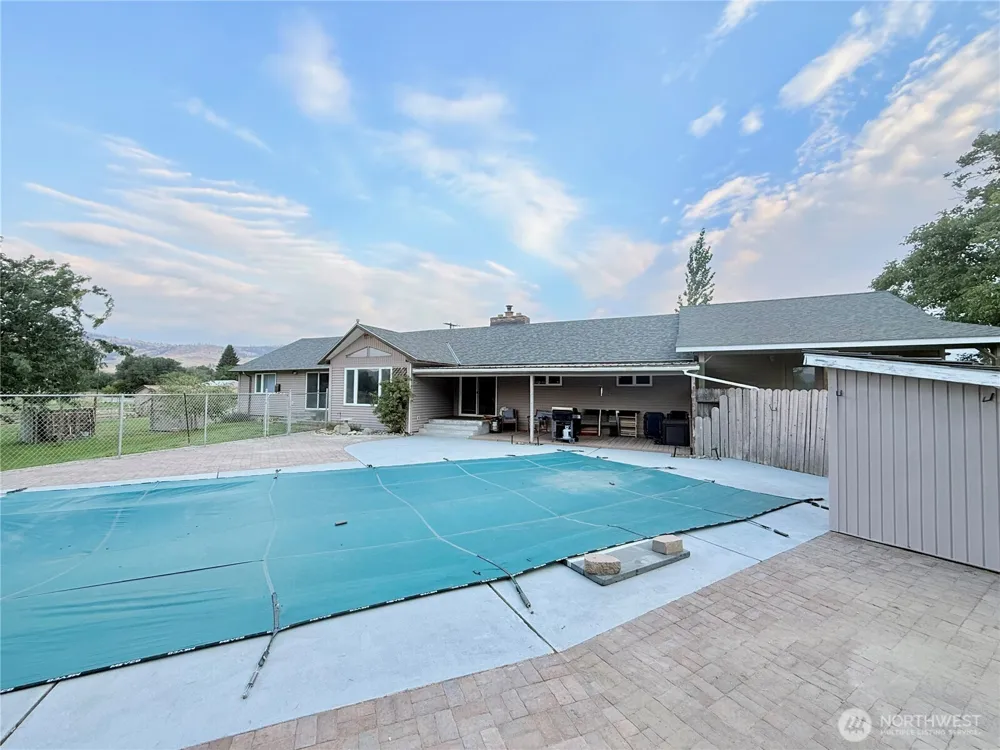 28 Dixon Road Omak, WA 98841