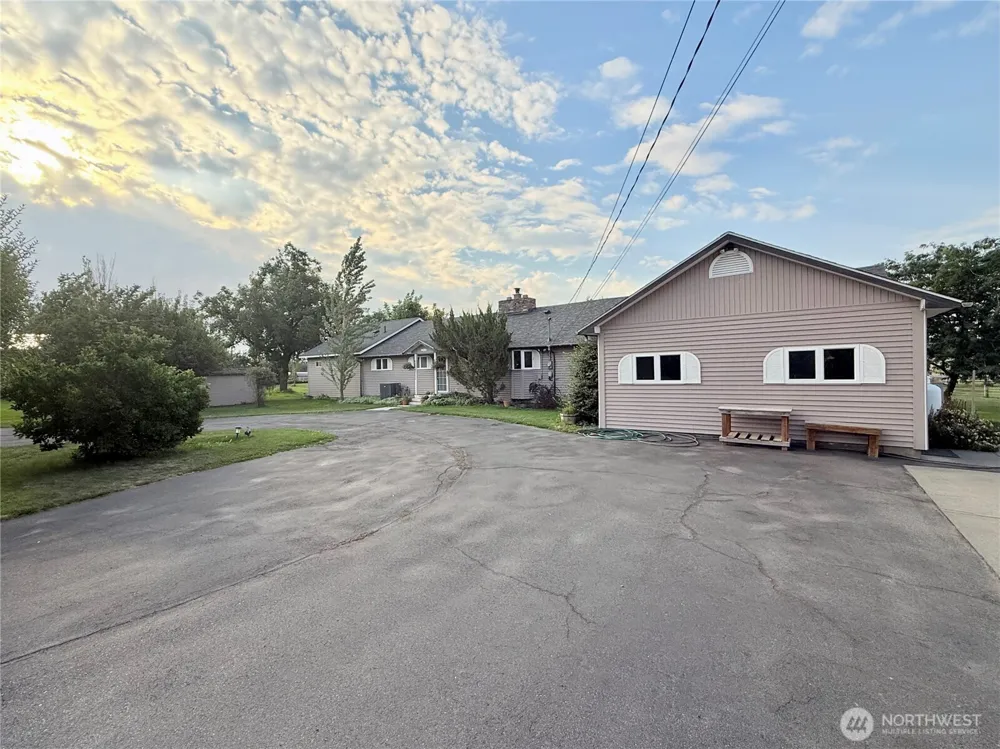 28 Dixon Road Omak, WA 98841