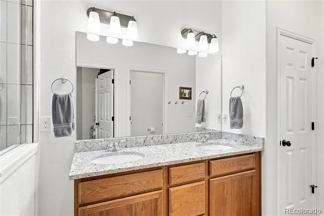 58 S Oak Hill Court Aurora, CO 80018
