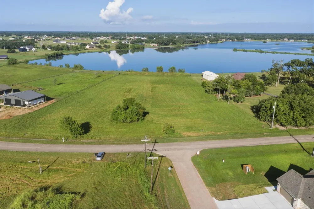 750 Wagon Wheel Trail Angleton, TX 77515