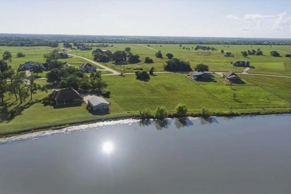 750 Wagon Wheel Trail Angleton, TX 77515