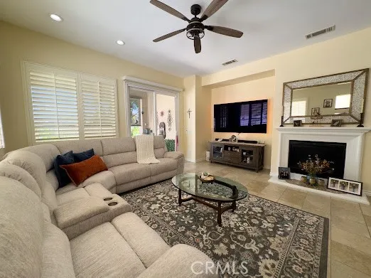 1696 Via Rojas Hemet, CA 92545