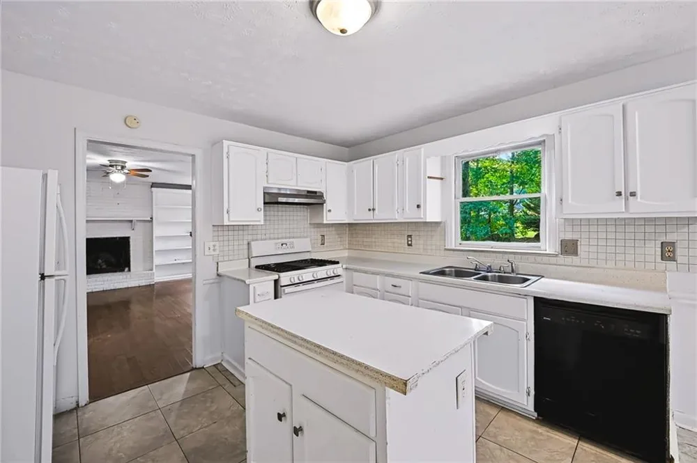 2021 Hunters Cove Dr Lawrenceville, GA 30044