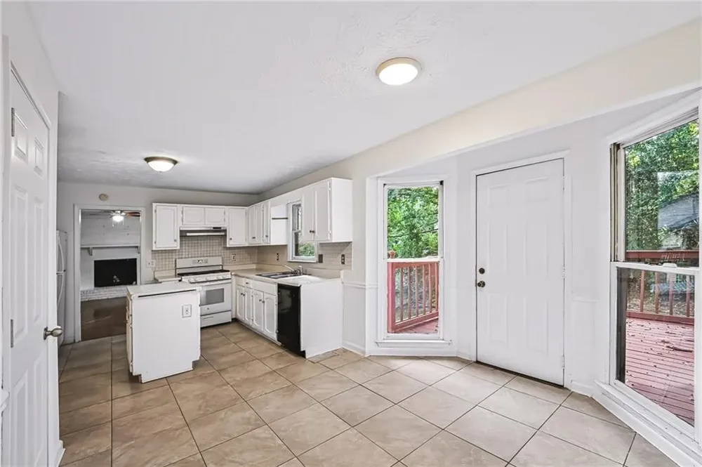 2021 Hunters Cove Dr Lawrenceville, GA 30044