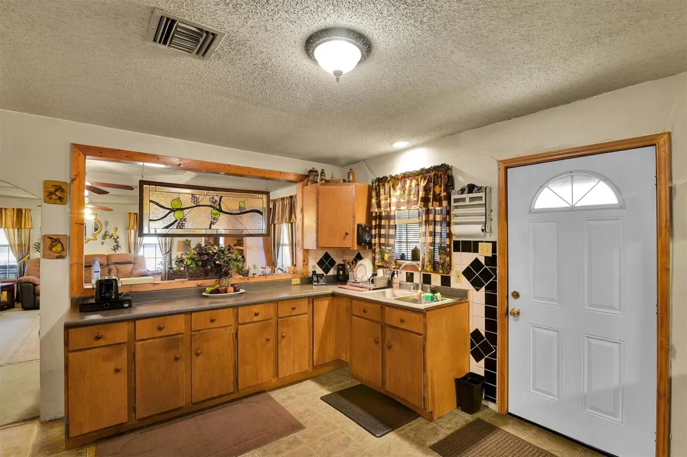959 Walker Loop Huntsville, TX 77340