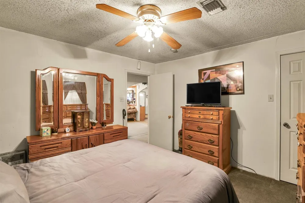 959 Walker Loop Huntsville, TX 77340