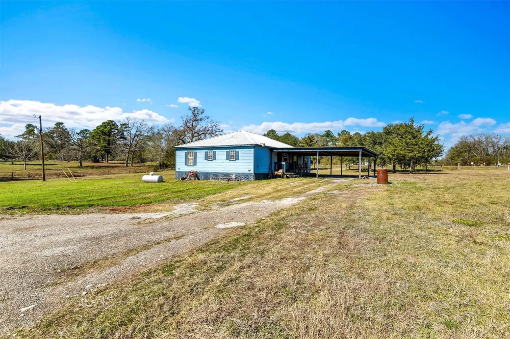 959 Walker Loop Huntsville, TX 77340