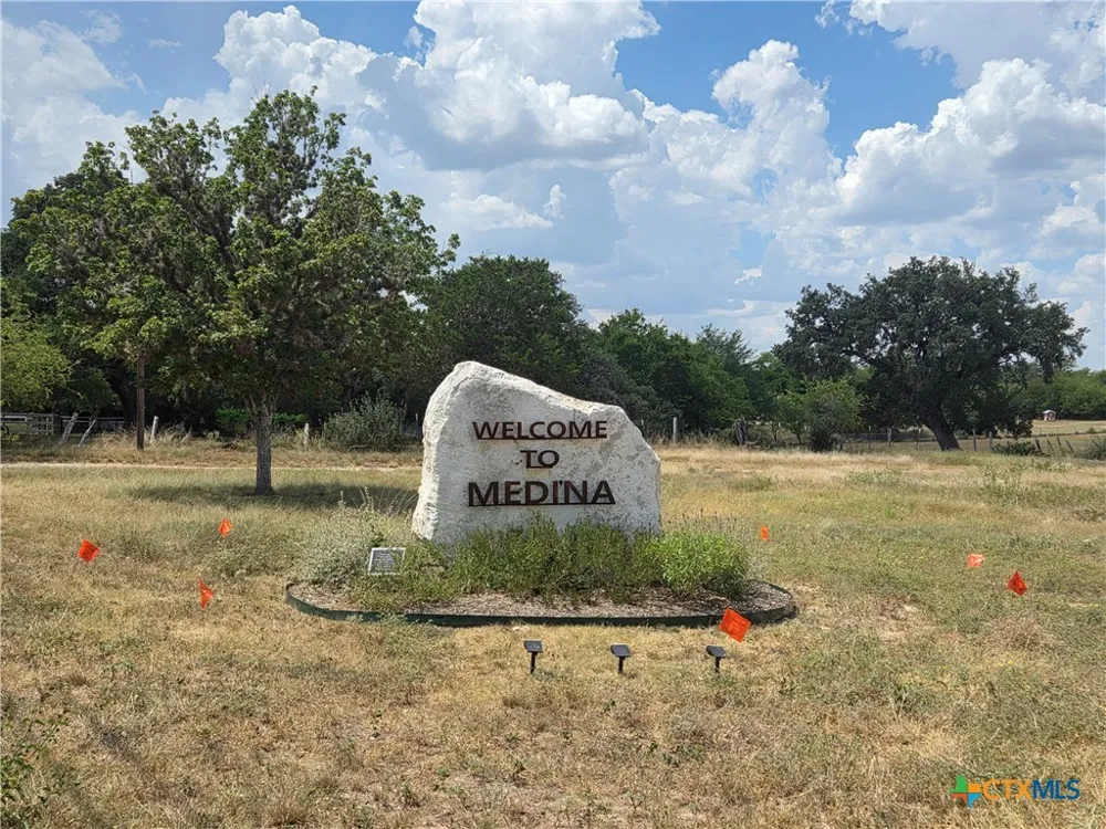 68 Orchard Park Boulevard Medina, TX 78005